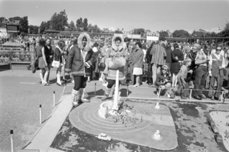 Twee Eskimos in Madurodam in verband met tentoonstelling Eskimokunst, Bestanddeelnr 924-6901