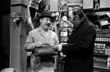 TV Mounties Show van AVRO. Piet Bambergen als dorpsdokter met René van Vooren, Bestanddeelnr 923-3937
