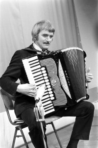 TV Muziek is troef , Harry Mooten in actie (accordeon kop, Bestanddeelnr 925-2868
