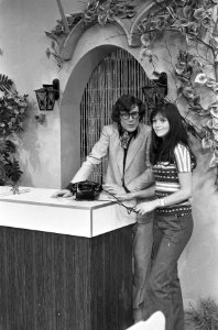 TV Blijf zitten waar je zit van TROS, Marijke Merckens (rechts) en Jules Hamel, Bestanddeelnr 927-1023