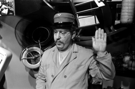 TV Mounties Show van AVRO. Piet Bambergen als treinconducteur, Bestanddeelnr 923-3936