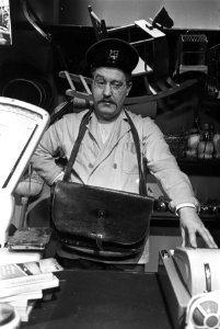 TV Mounties Show van AVRO. Piet Bambergen als postbode, Bestanddeelnr 923-3935