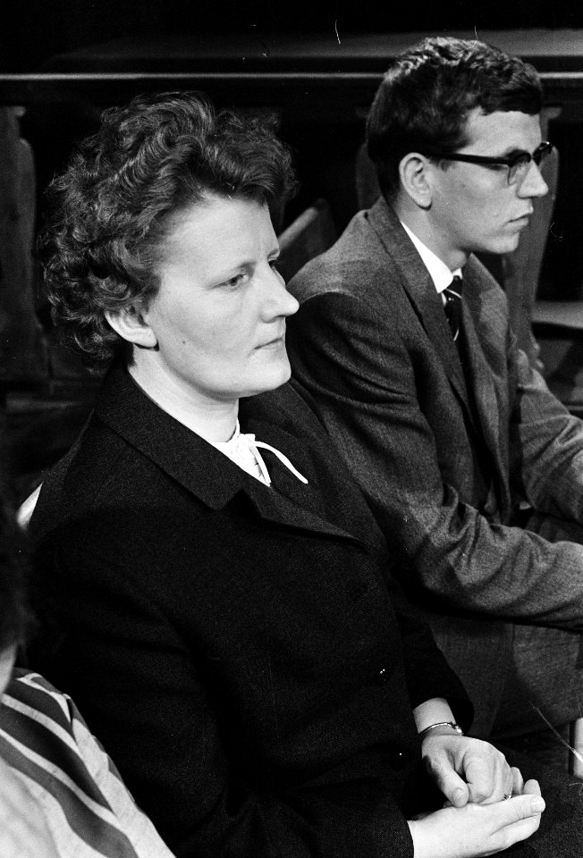 TV Rechtbank de zaak Jan van de Burg , no 8 de serveerster, no 9, 10 vriend , Bestanddeelnr 916-5245