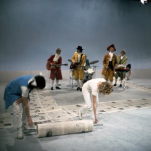 TV programma Moef Ga Ga beatgroep Honest Men , met beatmeisjes, Bestanddeelnr 254-7983