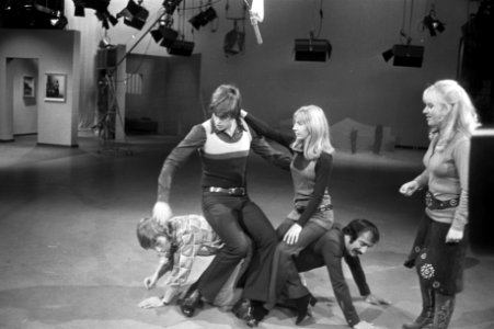 TV Willeke Alberti in Kort en Klein. Met Jeroen Krabbé (links) zitten op Mart, Bestanddeelnr 925-1500