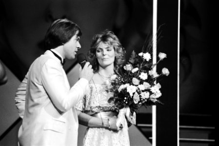 Tv-presentator Ivo Niehe (l) samen met winnares Bernadette, Bestanddeelnr 932-5148