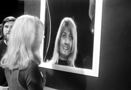 TV Willeke Alberti in Kort en Klein, Willeke Alberti , in lachspiegel, Bestanddeelnr 925-1496