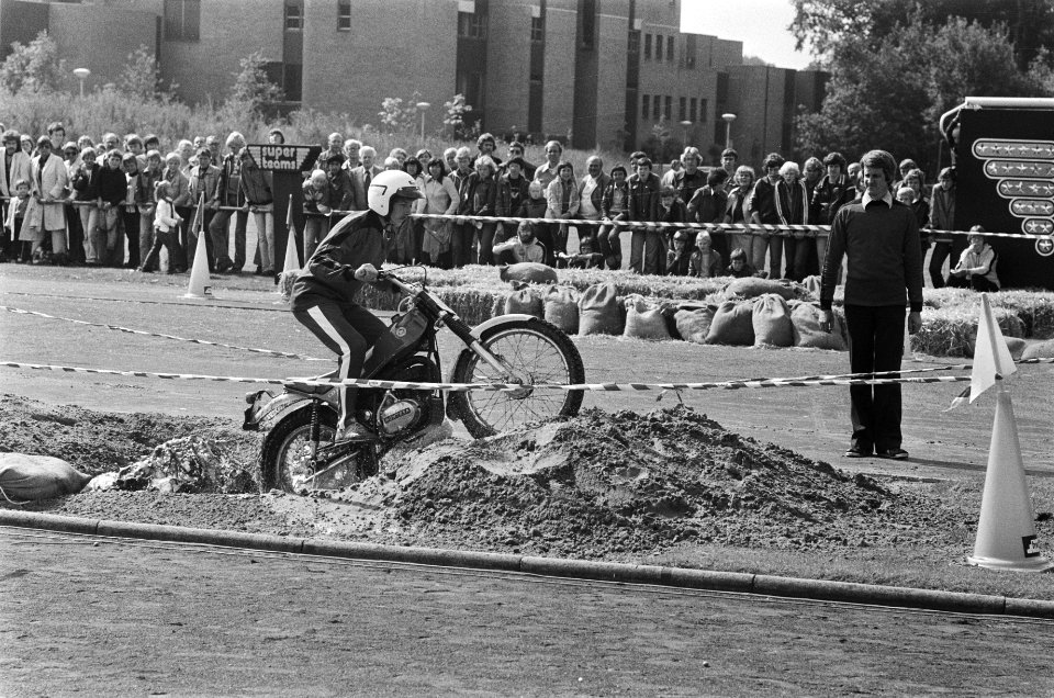 TV-opnamen AVRO op terreinen TH Twente voor programma Sterrenslag nr 9 Jos V, Bestanddeelnr 929-8503