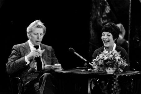 TV-opname programma M. Bouwman met D. Kaye in t Spant in Bussum dat 30 april wordt uitgezonden, verscheurt vragenlijst, Bestanddeelnr 931-4375