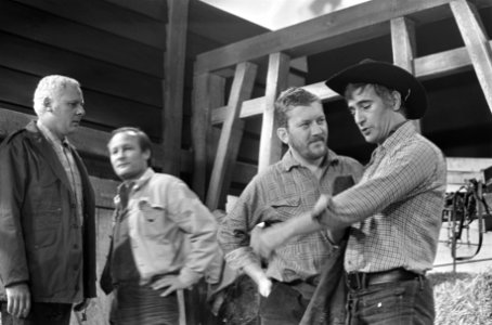 TV-opnamen van Mensen en muizen van John Steinbeck Vlnr Rudi Falkenhagen, C…, Bestanddeelnr 922-0494