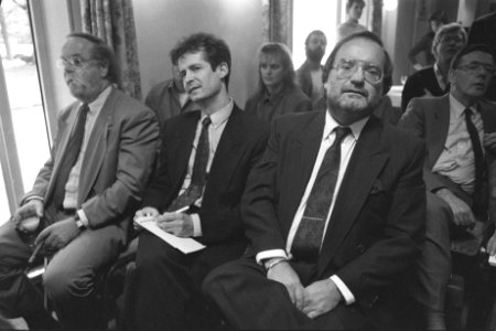 TV-10 directeur Ben Bunders (r), Ad Everaars, Cable One directeur Willem van Koo, Bestanddeelnr 934-5057