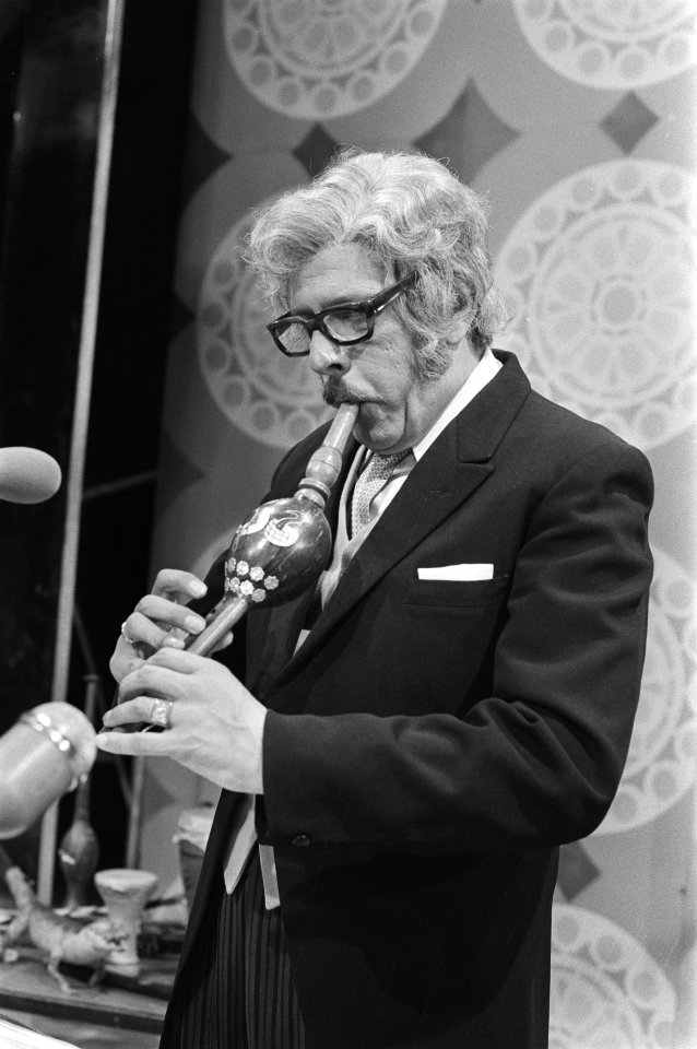 TV-opnamen Joop Doderer Show voor NCRV-TV Doderer als verstrooide proffessor m, Bestanddeelnr 924-1971