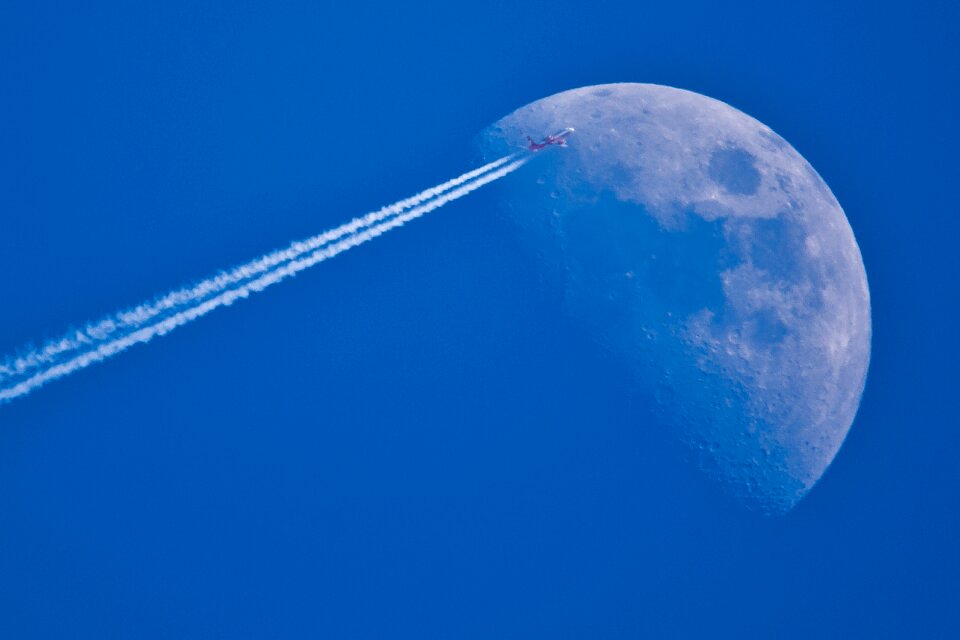 Aircraft sky contrail