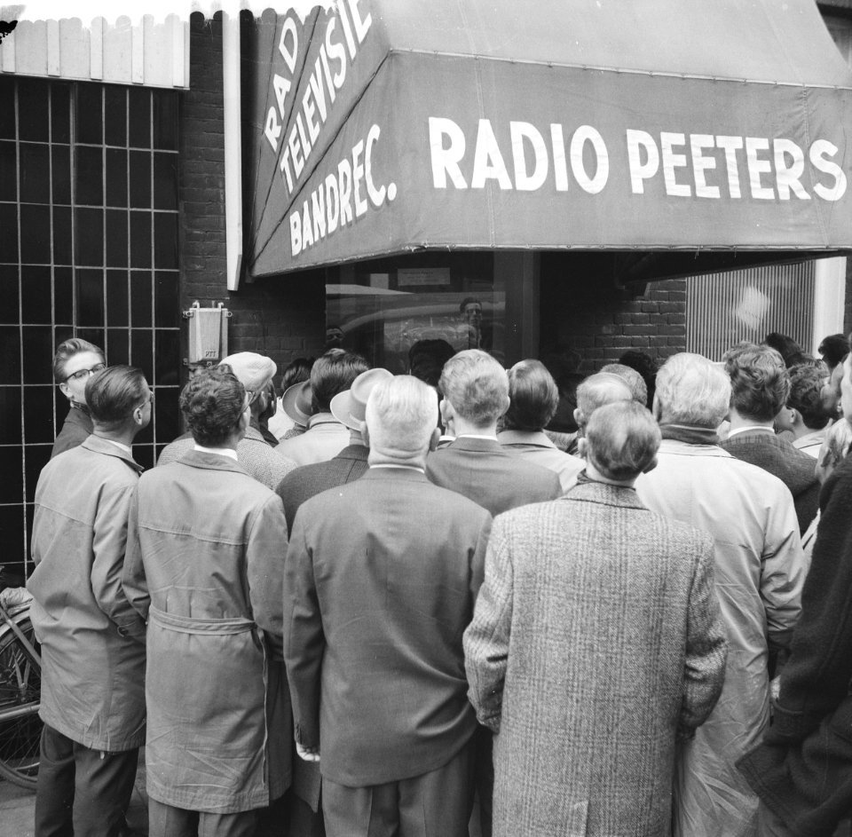 TV-kijkers op straat voor Nederland tegen Hongarije, Bestanddeelnr 912-4220