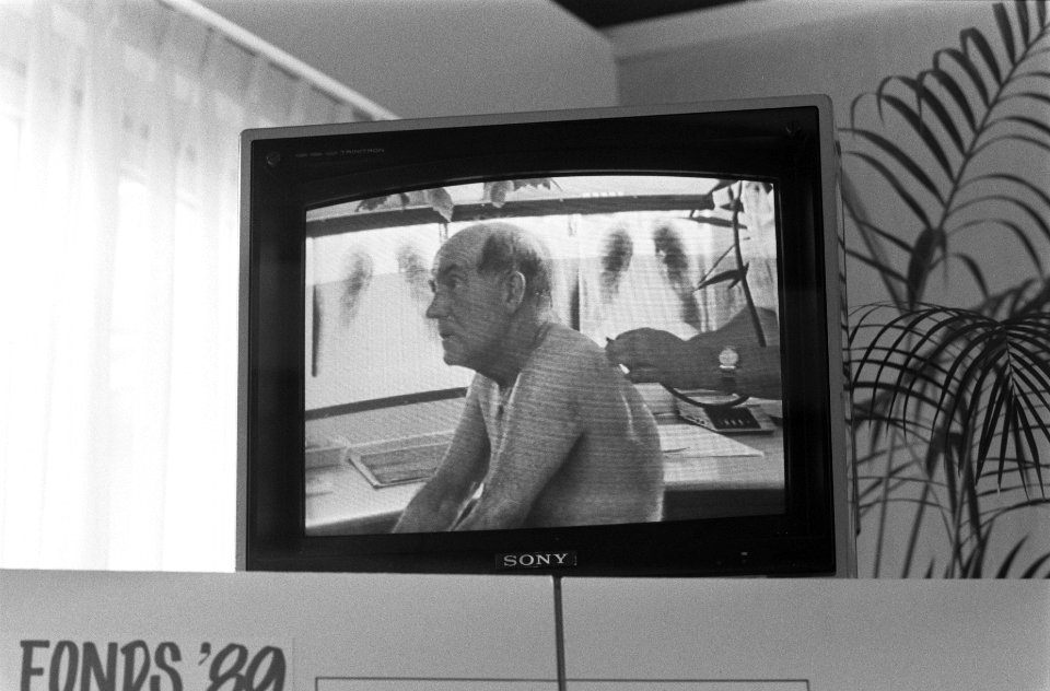 TV-monitor met beeld van een man wiens longen worden beluisterd, Bestanddeelnr 934-4484
