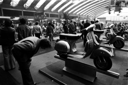 Tweewieler RAI 1980 met Pro Motor Prijs uitreiking aan filmregisseur Paul Verhoe, Bestanddeelnr 930-6879