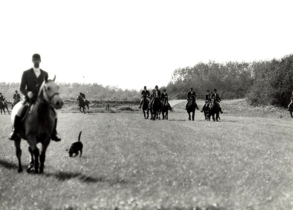 Twintig ruiters van de jachtvereniging Soestdijk namen deel aan een slipjacht in het Recreactiegied Spaarnwoude. Aangekocht in 1988 van United Photos de Boer bv. - Negatiefnummer 28232 k 18. - Gepubli