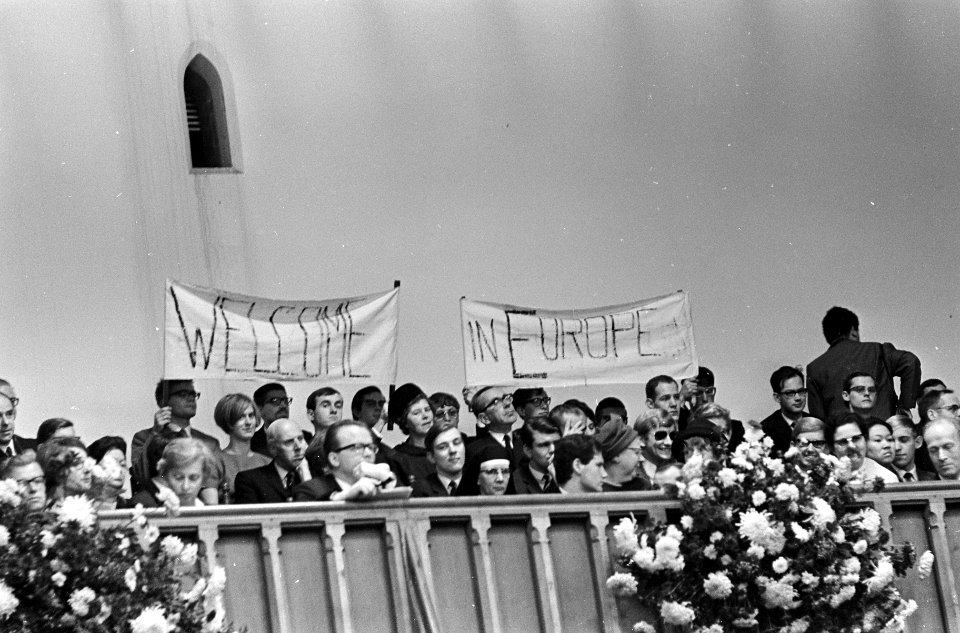 Twintigjarig bestaan Europese Beweging in Ridderzaal Den Haag . Spandoeken op ba, Bestanddeelnr 920-8488