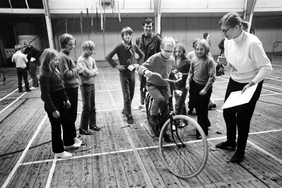 Twintigjarig bestaan Circus Elleboog . Speelmiddag voor kinderen uit clubhuizen , Bestanddeelnr 923-0895