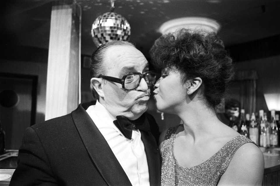 TV-opnamen Van Oekelshow voor 15 april Van Oekel wordt gezoend door dame, Bestanddeelnr 928-5104