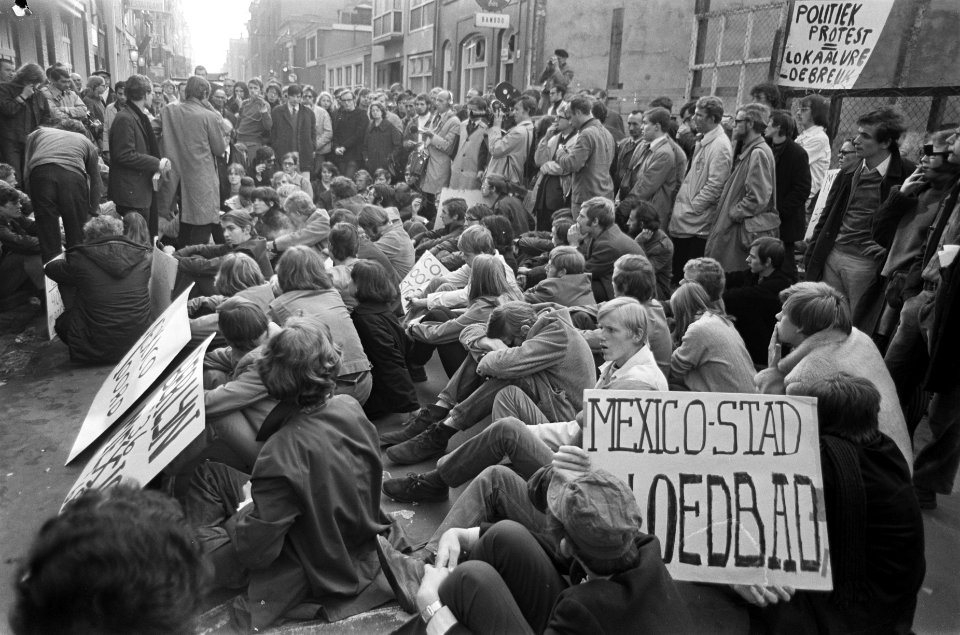 Twintigtal studenten voor politierechter i.v.m. bezetting Mexicaans Consulaat ee, Bestanddeelnr 921-7849
