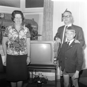 Tweemiljoenste televisietoestel, het echtpaar Bouterse en zoon bij televisie in , Bestanddeelnr 918-0663