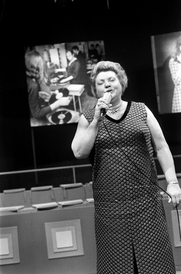 TV-opnamen Op losse groeven van TROS, Tante Leen zingt, Bestanddeelnr 925-2181