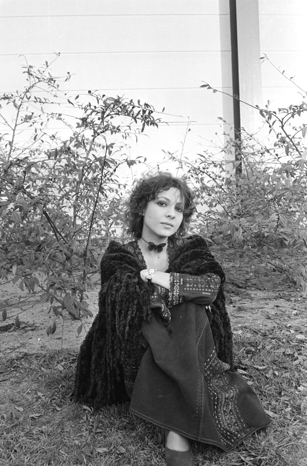TV-opnamen Frans Halsemashow met Esther Ofarim Esther Ofarim in het gras, buit, Bestanddeelnr 924-1758