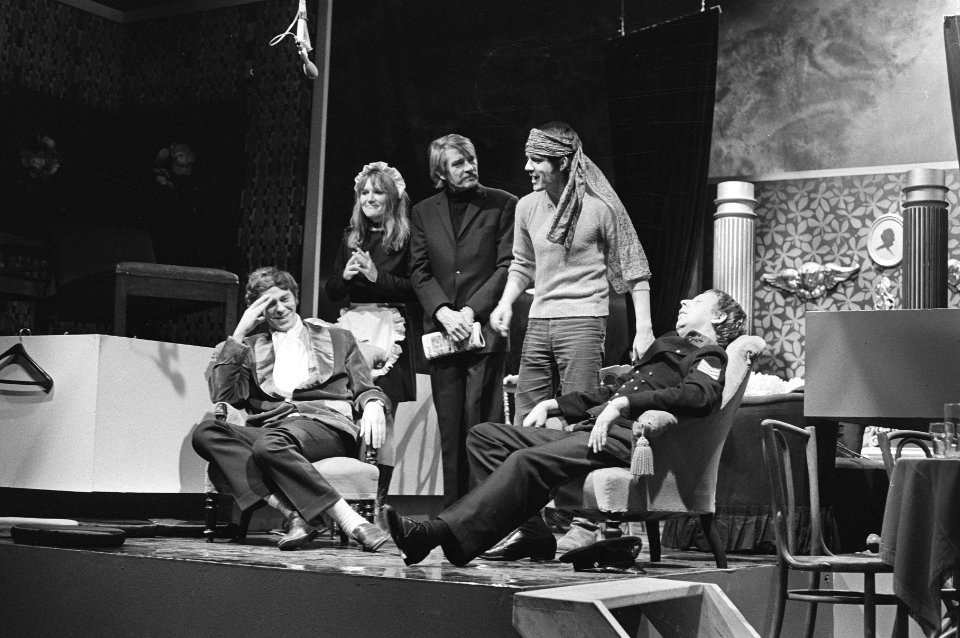 TV-opnamen VARA Hadimassa staand Annemarie Oster, Ton Lensink, Kees van Kooten, Bestanddeelnr 924-0829
