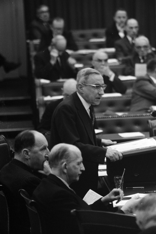 TV-kwestie Bidault in Tweede Kamer . Minister-President De Quay, Bestanddeelnr 914-9252