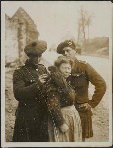 Two Jocks interested in a French womans pot parrot not very far from the line, Bestanddeelnr 158-2822