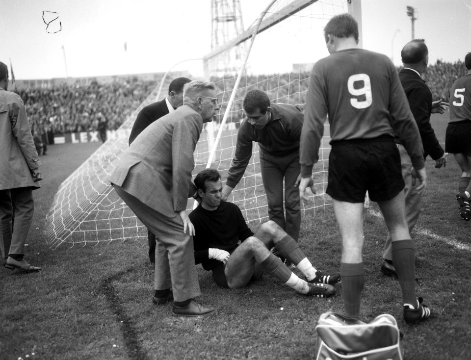 Twente-doelman Misic geblesseerd geraakt, Bestanddeelnr 919-5986
