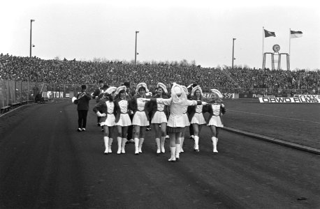 Twente tegen PSV 2-1 majorettes in stadion, Bestanddeelnr 924-3089