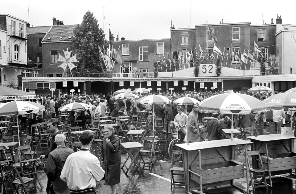Tweeenvijftigste Vierdaagse Nijmegen. Drukte voor inschrijfloketten, Bestanddeelnr 921-5099