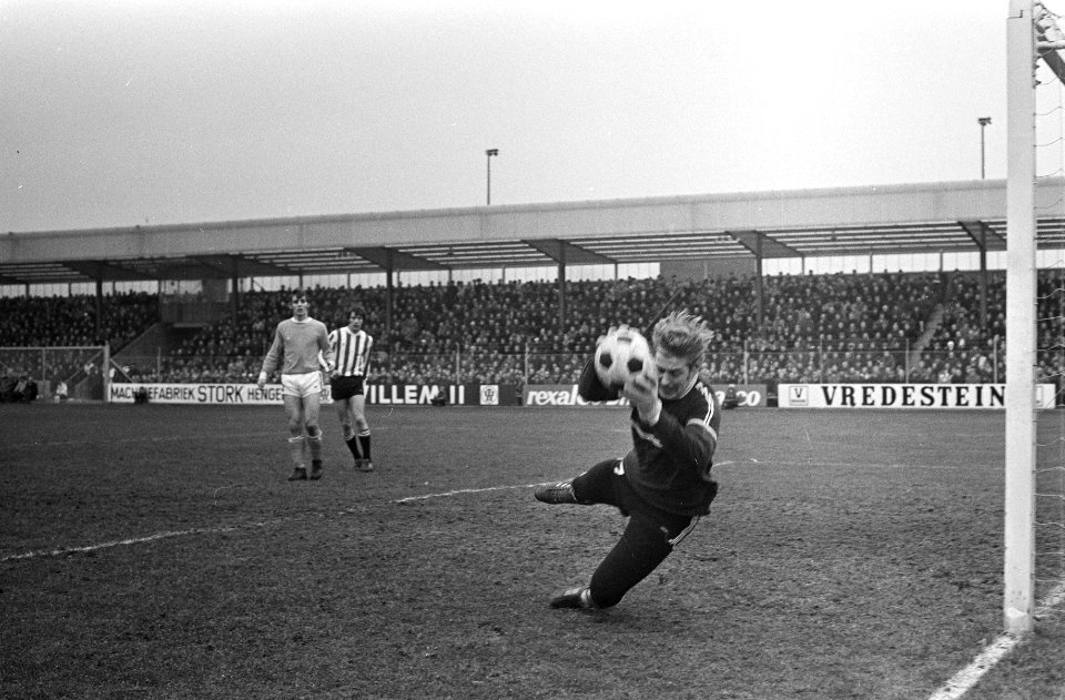 Twente tegen PSV 2-1 (rechts) Piet Schrijvers probeert bal te pakken (links Je, Bestanddeelnr 924-3088
