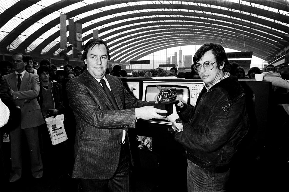 Tweewieler RAI 1980 met Pro Motor Prijs uitreiking aan filmregisseur Paul Verhoe, Bestanddeelnr 930-6878
