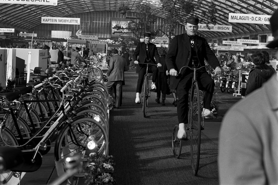 Tweewieler tentoonstelling in de RAI, antieke fietsen, Bestanddeelnr 926-2424