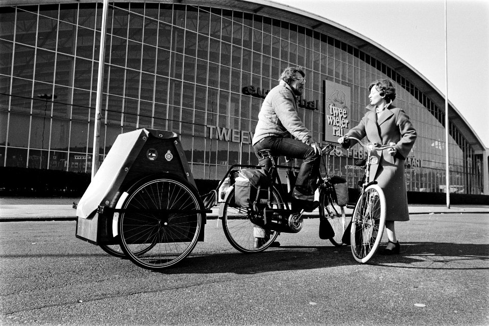 Tweewieler RAI 1980 man met fiets en kampeeraanhangwagen, Bestanddeelnr 930-6839