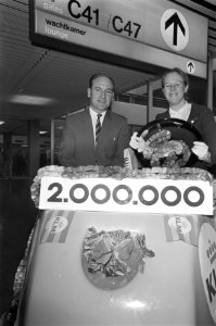 Tweehonderdduizendste passagier op Schiphol. Dhr. P. W. Cairescut uit Engeland i, Bestanddeelnr 920-9468
