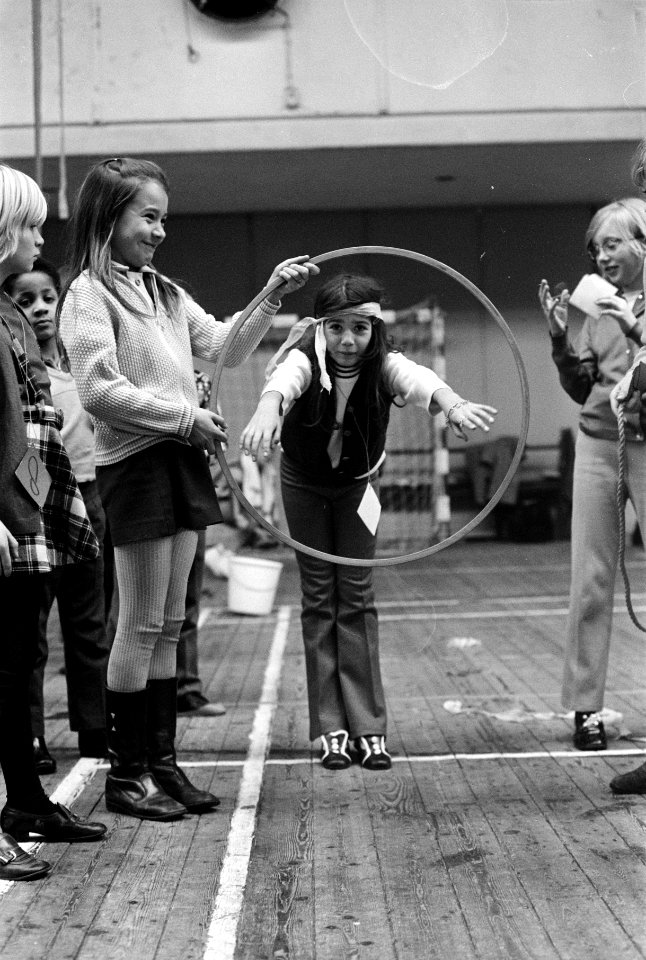 Twintigjarig bestaan Circus Elleboog . Speelmiddag voor kinderen uit clubhuizen , Bestanddeelnr 923-0886