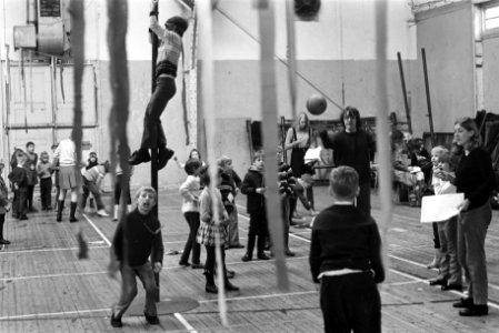 Twintigjarig bestaan Circus Elleboog . Speelmiddag voor kinderen uit clubhuizen , Bestanddeelnr 923-0889