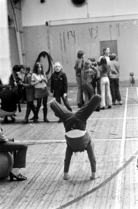 Twintigjarig bestaan Circus Elleboog . Speelmiddag voor kinderen uit clubhuizen , Bestanddeelnr 923-0890