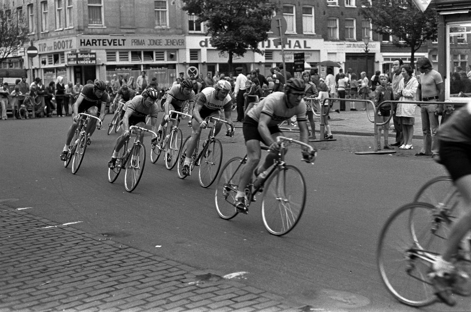 Twintigste hartjesdagwielerronde voor Amateurs in Dapperbuurt, kopgroep na enkel, Bestanddeelnr 926-6224