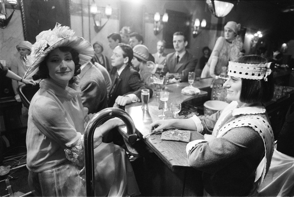 TV-opnamen Fien de la Mar ( Jasperina de Jong ) in Schillersbar (Amsterdam) en o, Bestanddeelnr 932-9050