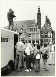 TV-opnamen voor de Teleac-cursus Steden en hun verleden op de Grote Markt, ziende naar het westen. NL-HlmNHA 54020803 photo