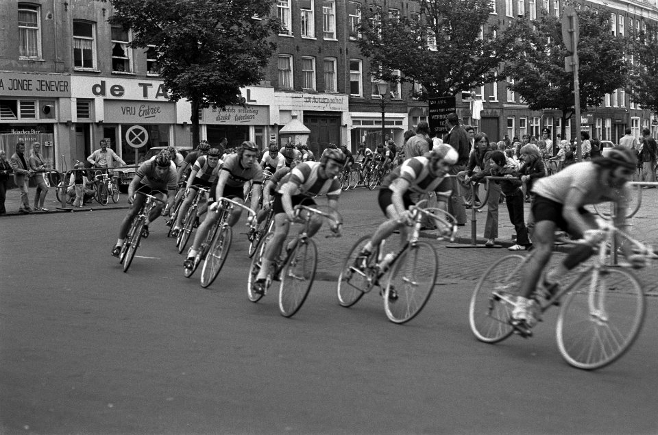 Twintigste hartjesdagwielerronde voor Amateurs in Dapperbuurt, overzicht wielerr, Bestanddeelnr 926-6225