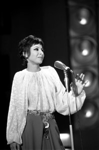 TV-programma Een van de Acht van Mies Bouwman . Esther Ofarim zingt, Bestanddeelnr 923-0032