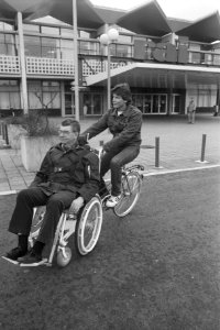 Tweewieler RAI, fietsrolstoel, een van de noviteiten, Bestanddeelnr 934-1925