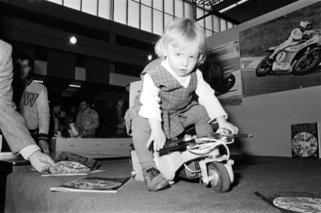 Tweewieler RAI 1978 in Amsterdam geopend klein kindje op kleinste motor ter wer, Bestanddeelnr 929-5943