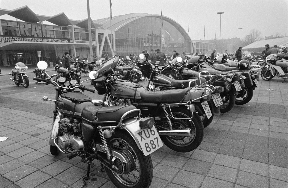 Tweewieler RAI 1980 met Pro Motor Prijs uitreiking aan filmregisseur Paul Verhoe, Bestanddeelnr 934-6651